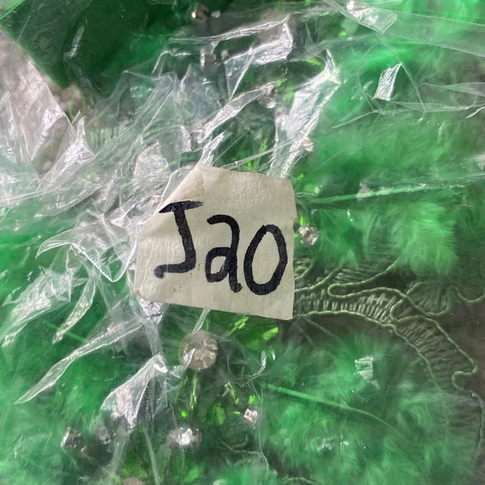 NWOT Elegant Green Feathered‎ Hairband J20